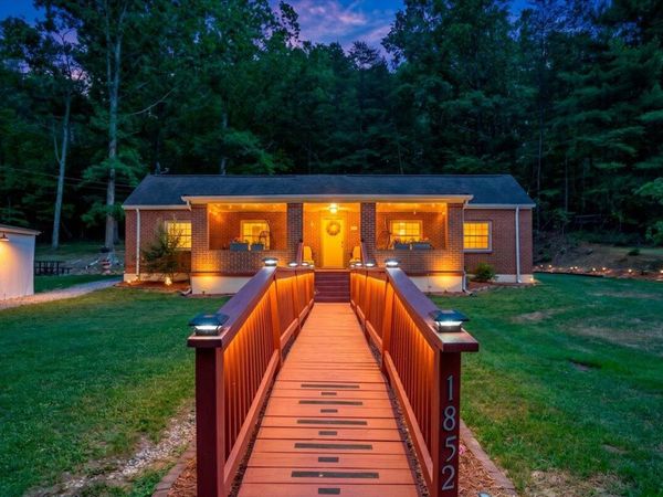 1852 Wildwood RD, Salem, VA 24153