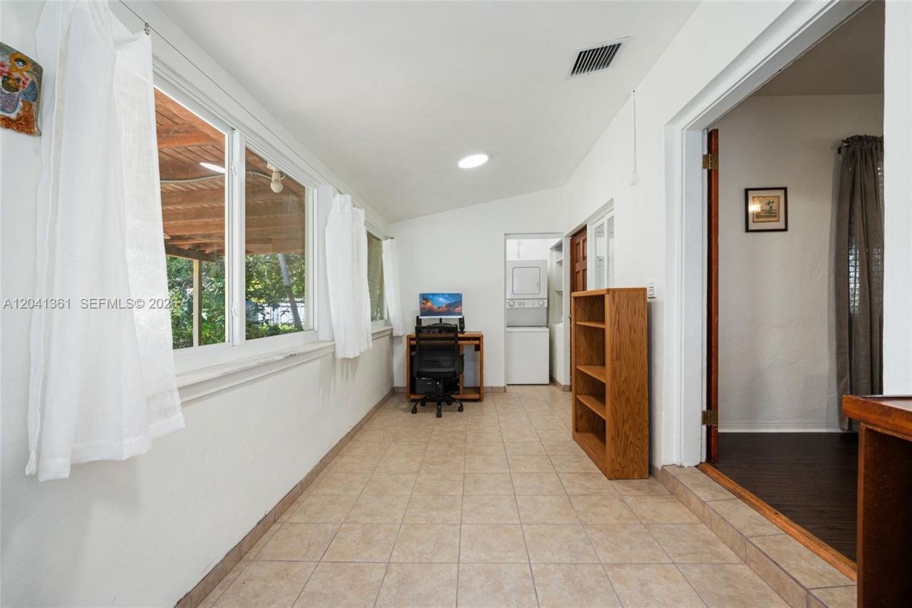 2750 NW 4th St, Miami, FL 33125 Photo
