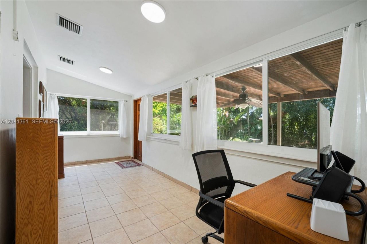 2750 NW 4th St, Miami, FL 33125 Photo