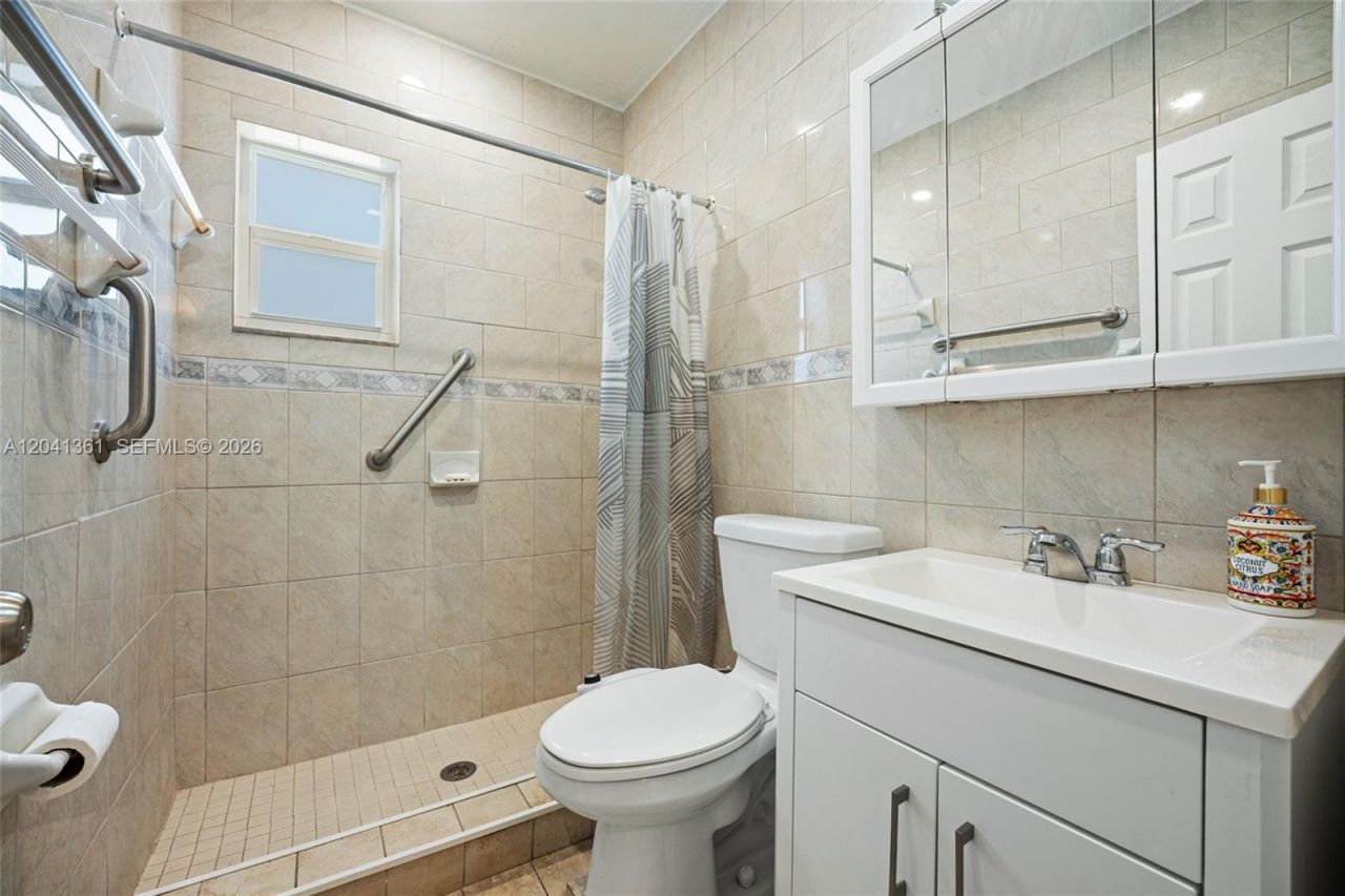 2750 NW 4th St, Miami, FL 33125 Photo