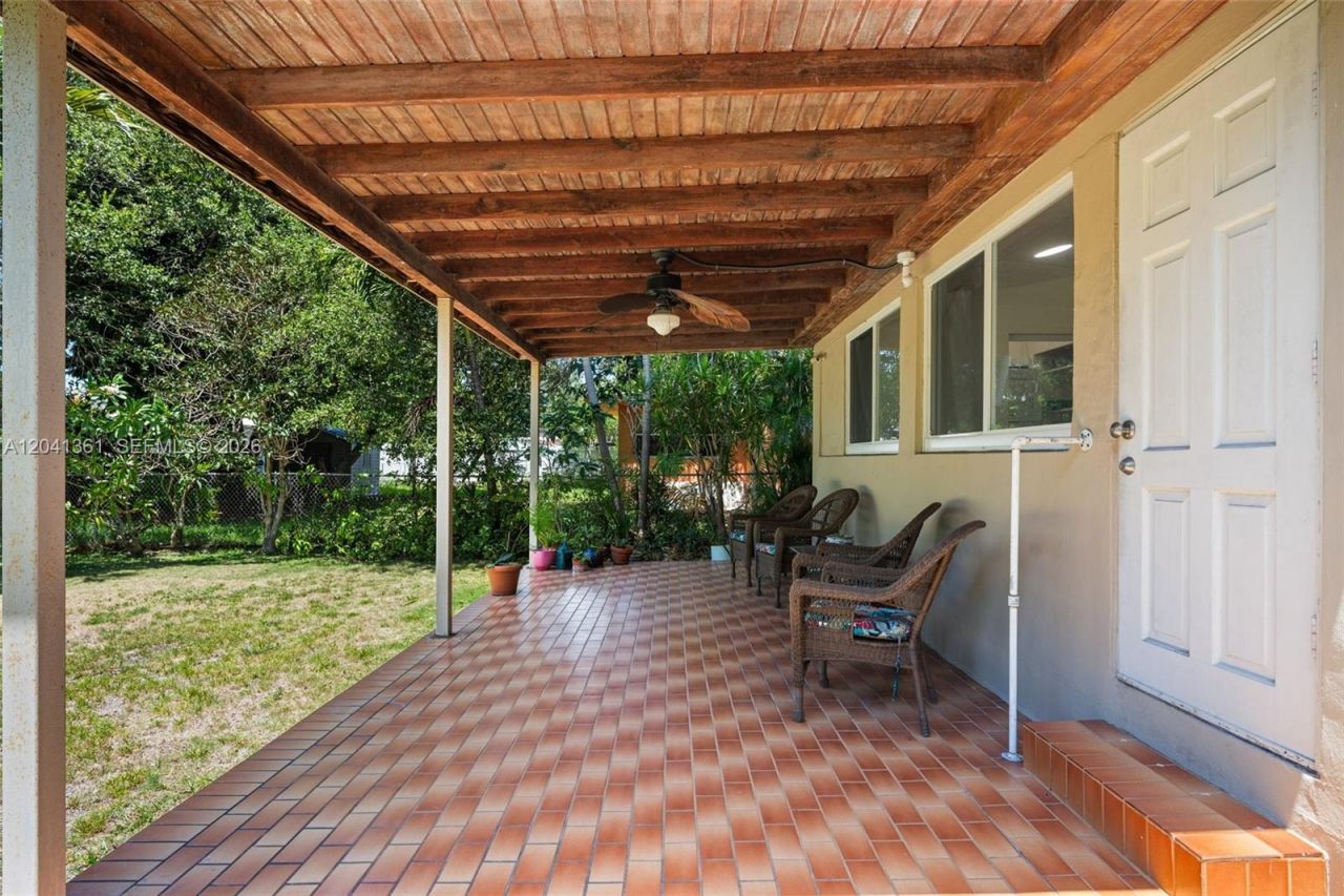 2750 NW 4th St, Miami, FL 33125 Photo