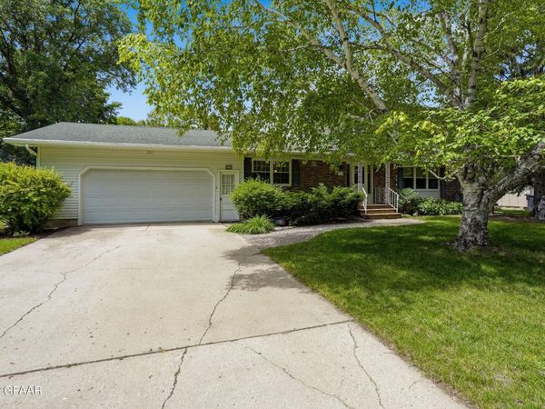 2604 BELMONT Road , Grand Forks, ND 58201