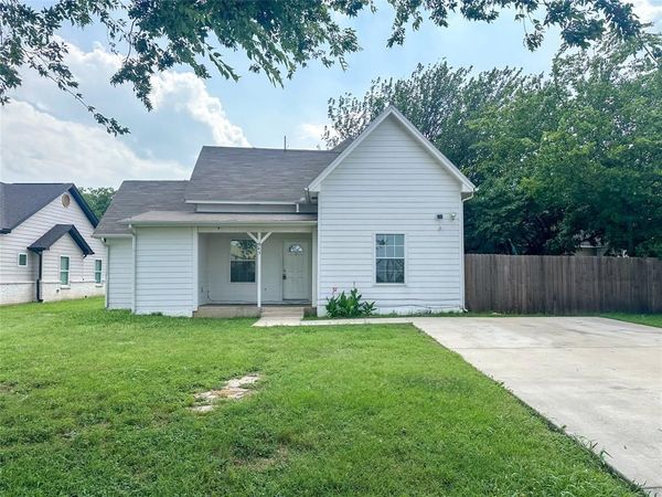 943 N Border Street , Cleburne, TX 76031