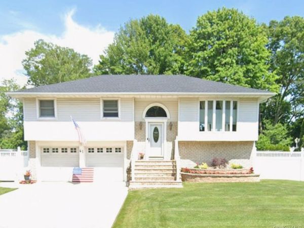 61 Yale Avenue , Oakdale, NY 11769