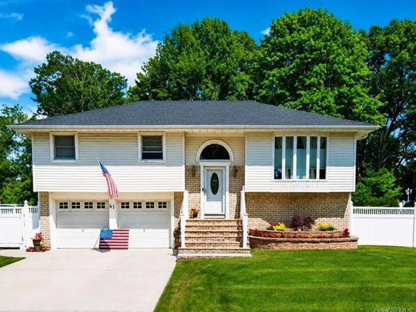61 Yale Avenue, Oakdale, NY 11769