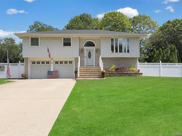 61 Yale Avenue, Oakdale, NY 11769