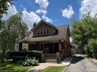 851 Saint Clair Avenue, Grosse Pointe, MI 48230