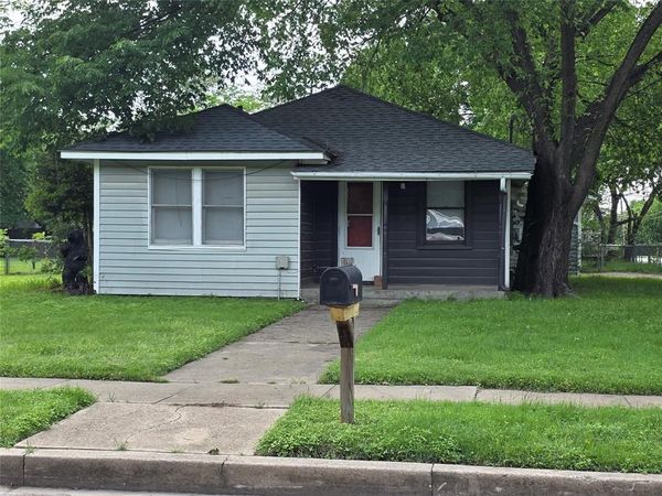 1315 N Robinson Street , Cleburne, TX 76031
