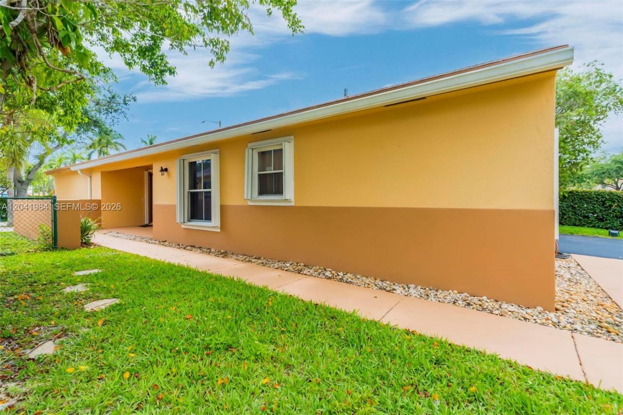 220 NW 207th Way , Pembroke Pines, FL 33029 Photo