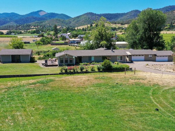 6085 Walden Lane, Talent, OR 97540