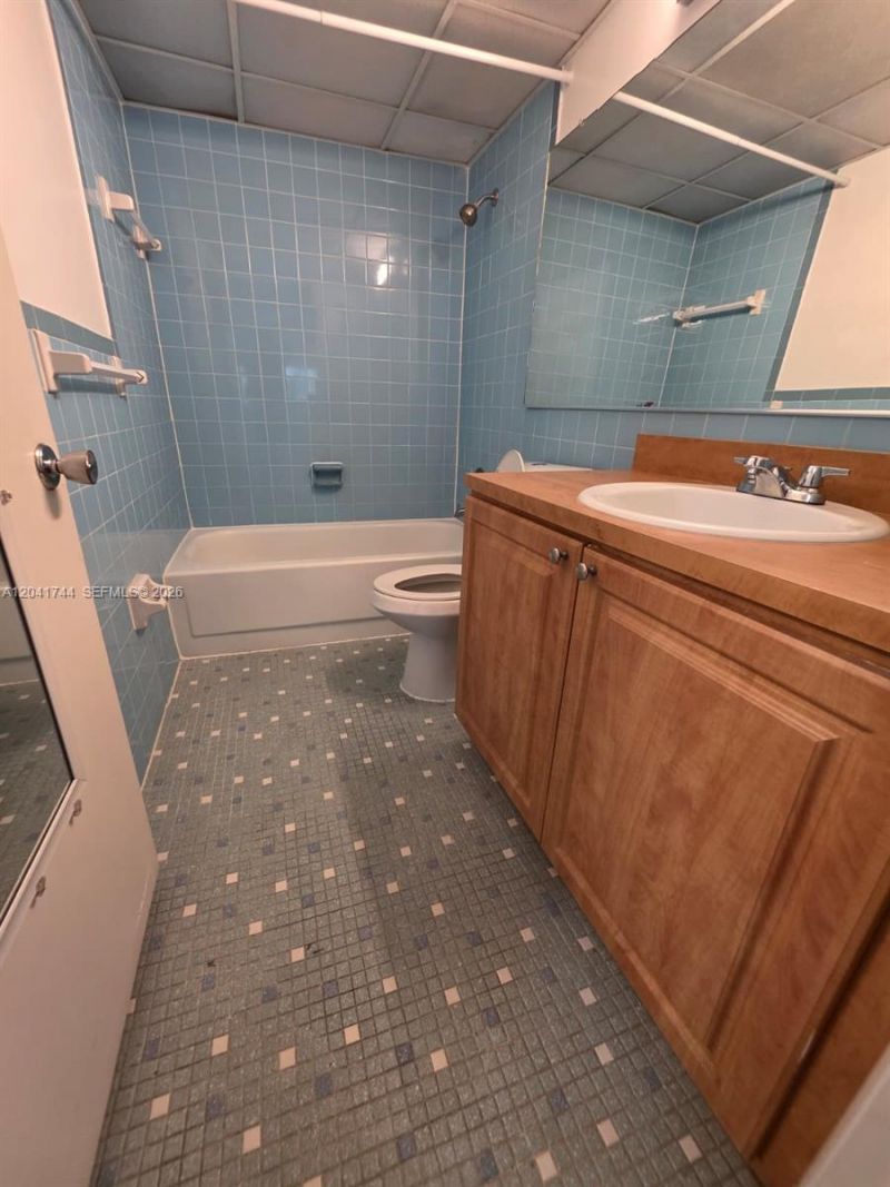 6930 Miami Gardens Dr, Unit 1-209, Hialeah, FL 33015 Photo