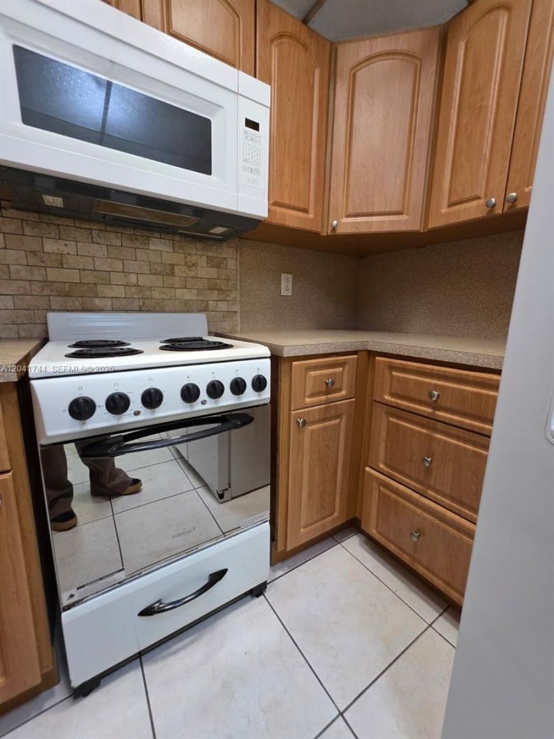 6930 Miami Gardens Dr, Unit 1-209, Hialeah, FL 33015 Photo