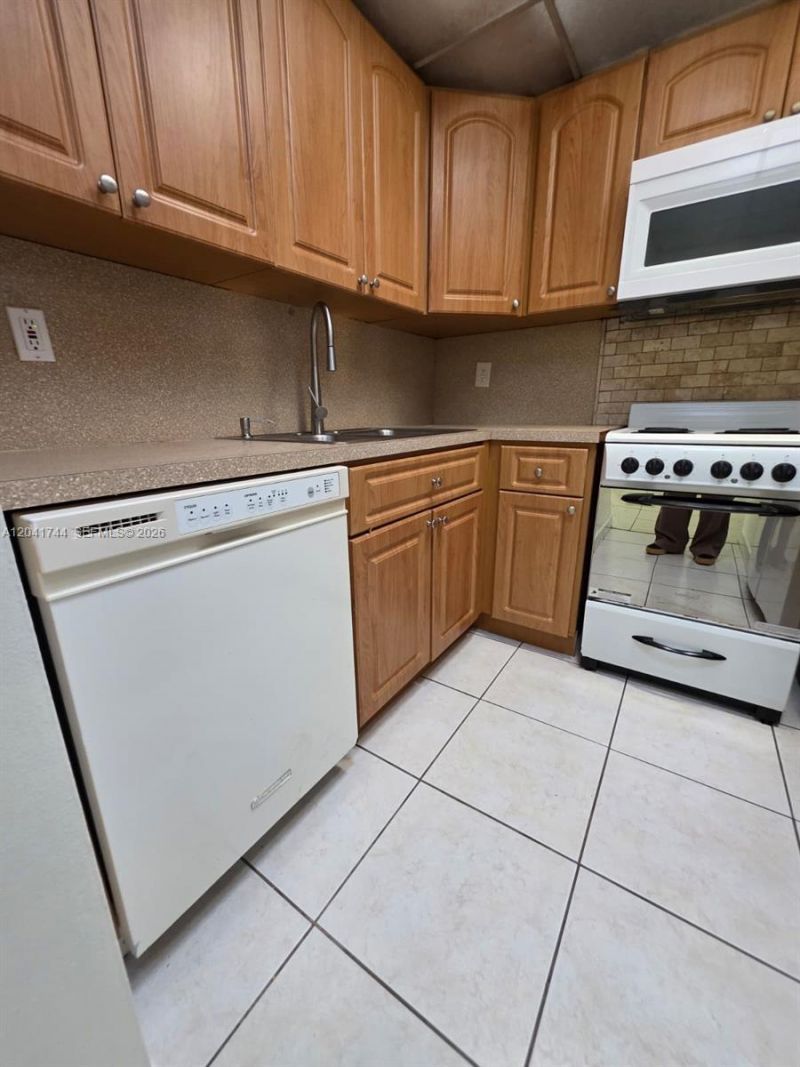 6930 Miami Gardens Dr, Unit 1-209, Hialeah, FL 33015 Photo