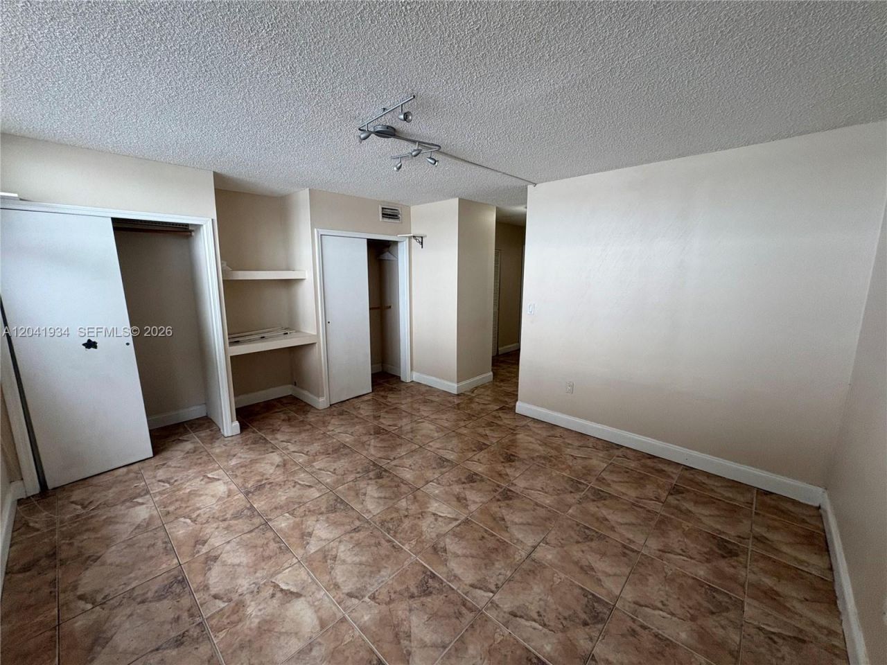1075 NE Miami Gardens Dr , Unit 211, Miami, FL 33179 Photo