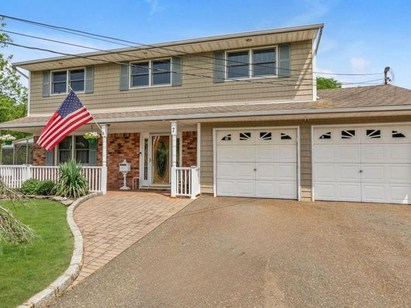7 Freedom Court , Babylon, NY 11702