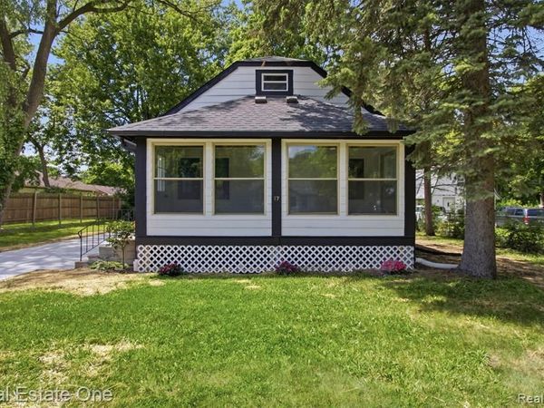 17 N Midland Drive, Pontiac, MI 48342