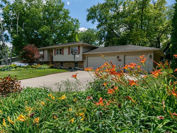 6319 Dodds Drive , Bettendorf, IA 52722