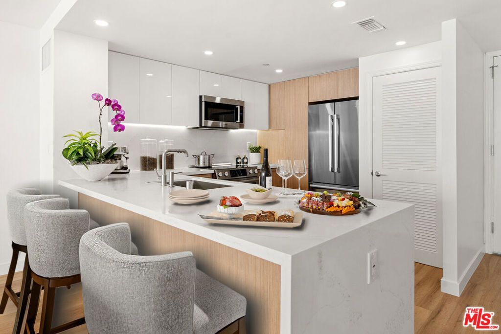 1221 W Ocean Avenue, Unit 604, Santa Monica, CA 90401 Main Photo