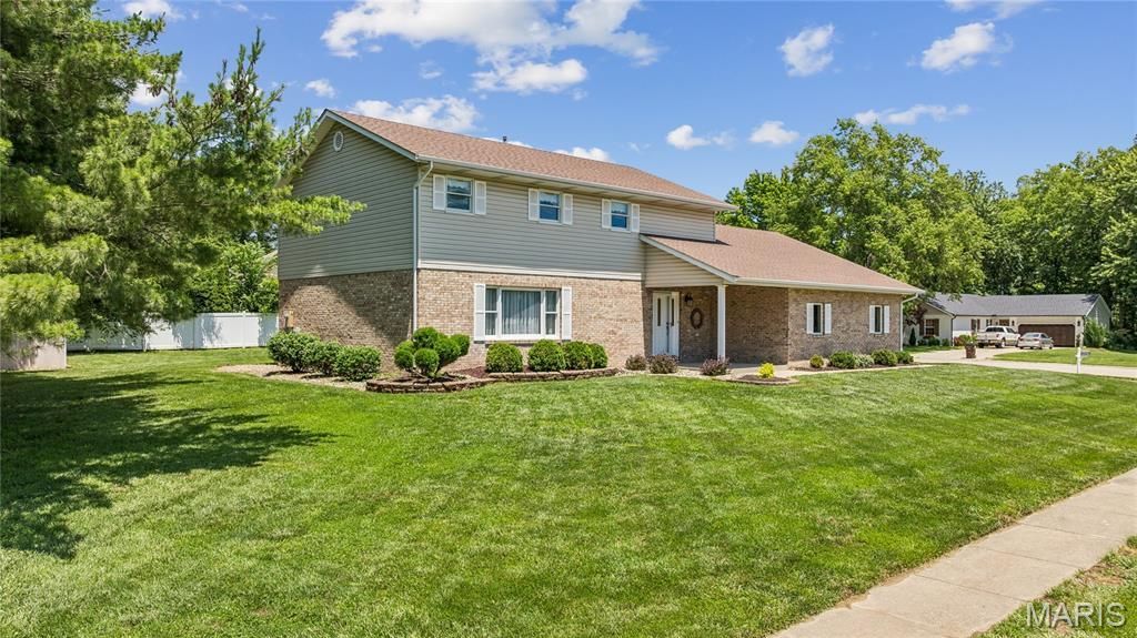 945 Ivy Court, Troy, IL 62294 Main Photo