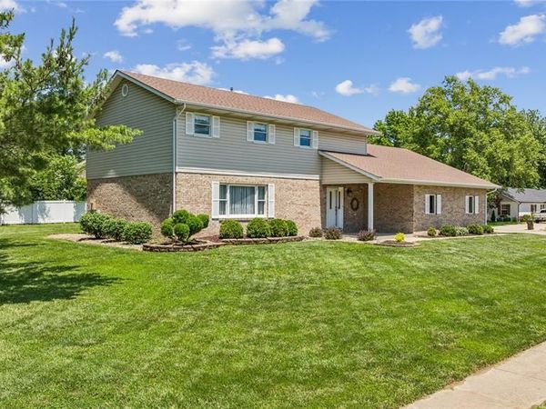945 Ivy Court, Troy, IL 62294