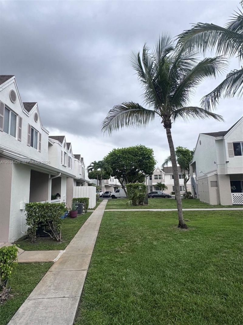 17425 NW 67th Pl, Unit N-13, Hialeah, FL 33015 Photo