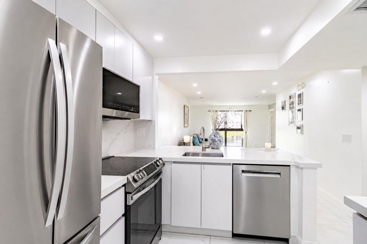 10331 Sunrise Lakes Boulevard, Unit 302, Sunrise, FL 33322 Photo