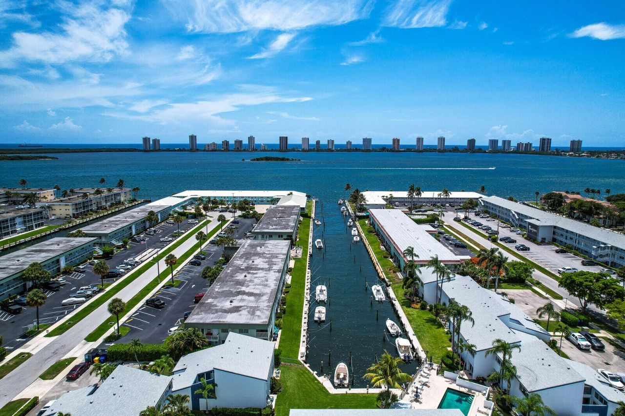 129 Lehane Terrace, Unit 133, North Palm Beach, FL 33408 Photo