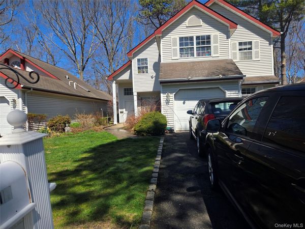 11 Turnberry Court , Middle Island, NY 11953