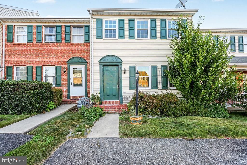 295 Robin Hill Circle, York, PA 17404 Main Photo