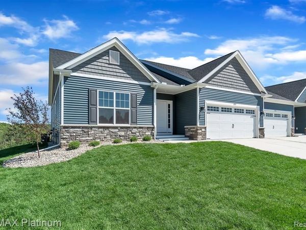 861 Oakwood Circle, Fenton, MI 48430