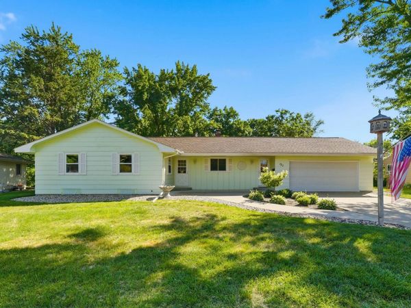 121 Hillcrest Drive, Belle Plaine, MN 56011