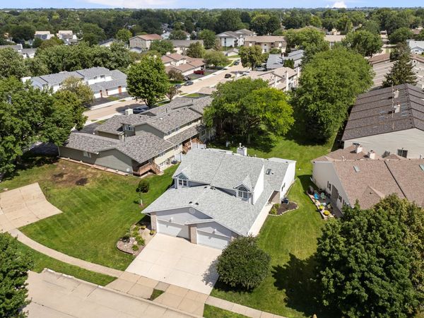 3968 Prairie Lane , Bettendorf, IA 52722