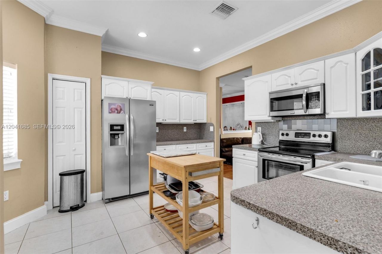 7950 SW 196th Ter, Cutler Bay, FL 33189 Photo