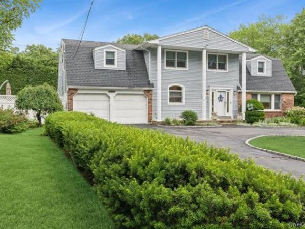21 Fairoaks Lane, Smithtown, NY 11787