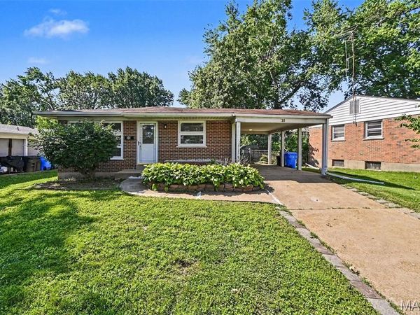 30 Saint Edward Lane , Florissant, MO 63033