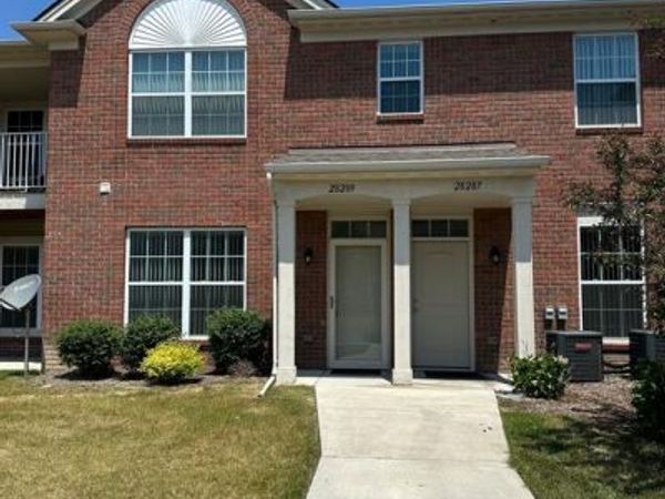 28289 S POINTE Lane, Chesterfield Twp, MI 48051