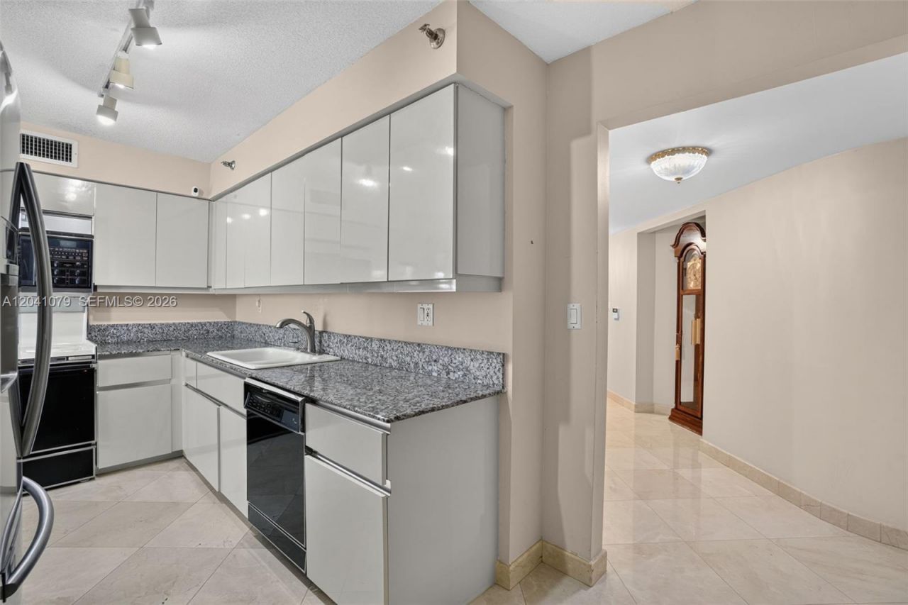 5757 Collins Ave , Unit 405, Miami Beach, FL 33140 Photo