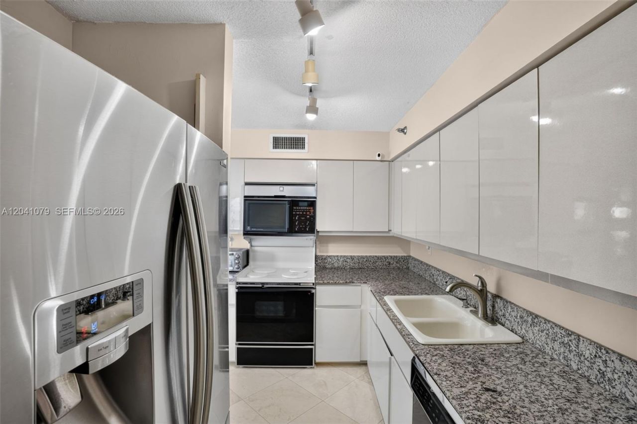 5757 Collins Ave , Unit 405, Miami Beach, FL 33140 Photo