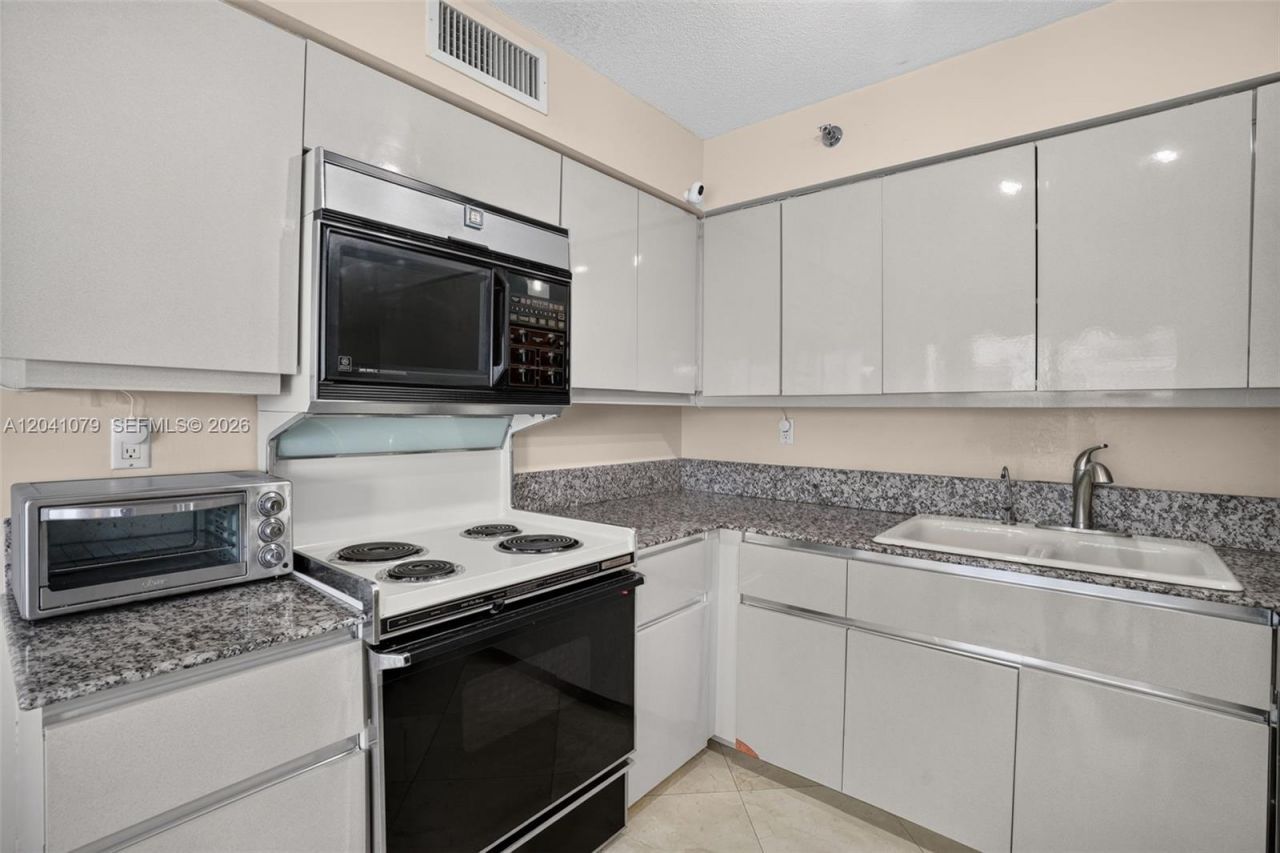 5757 Collins Ave , Unit 405, Miami Beach, FL 33140 Photo
