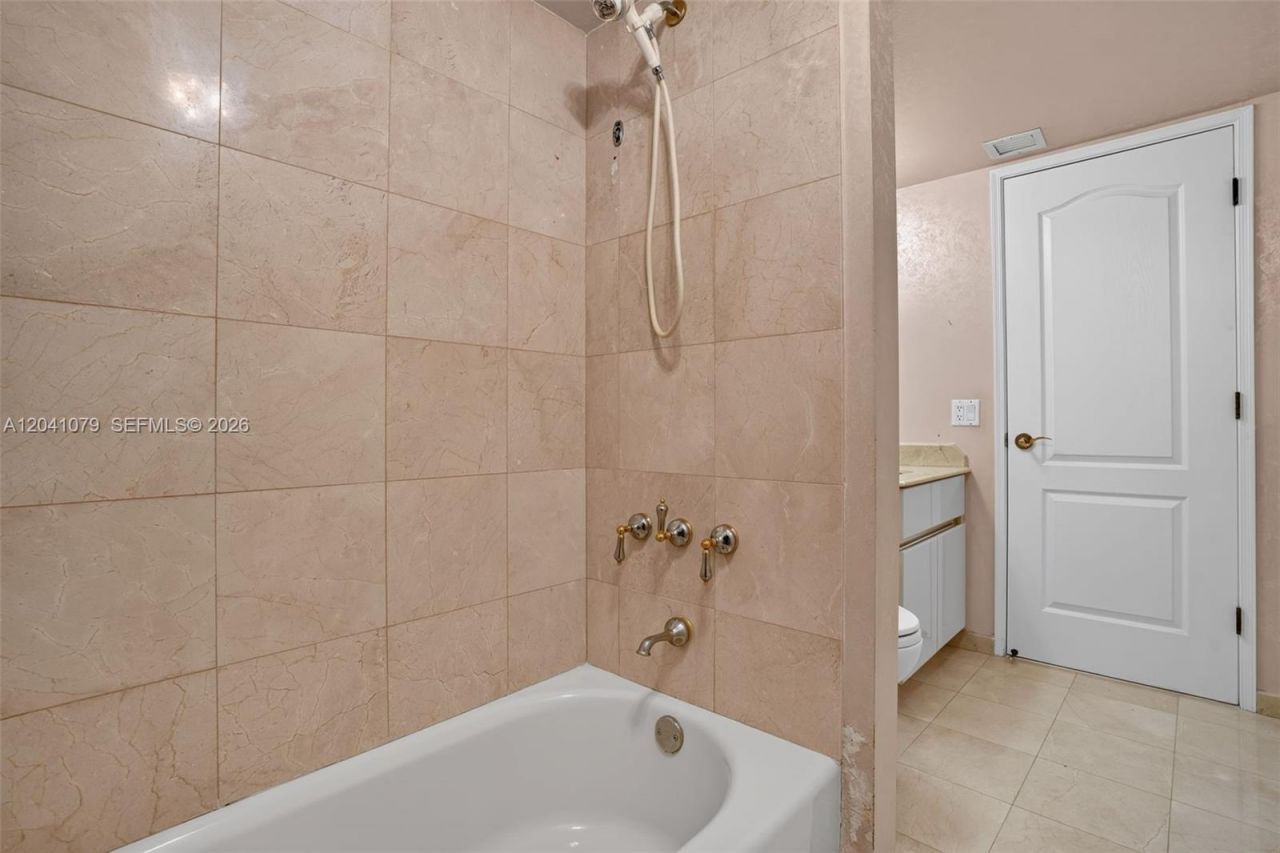 5757 Collins Ave , Unit 405, Miami Beach, FL 33140 Photo