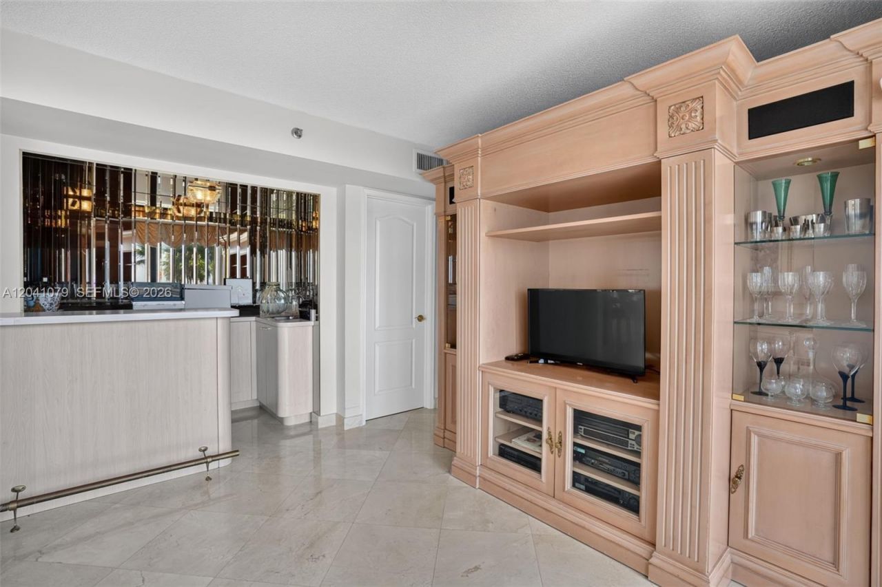 5757 Collins Ave , Unit 405, Miami Beach, FL 33140 Photo
