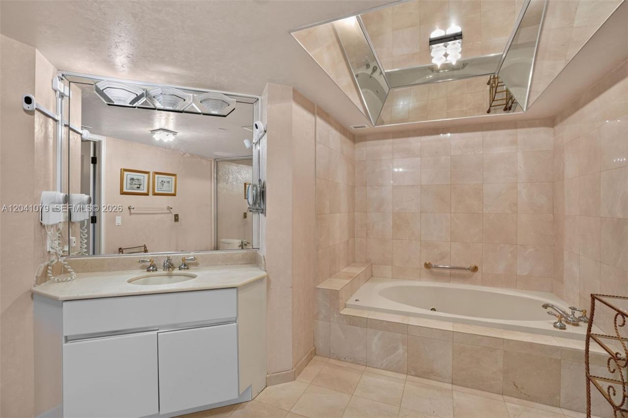 5757 Collins Ave , Unit 405, Miami Beach, FL 33140 Photo