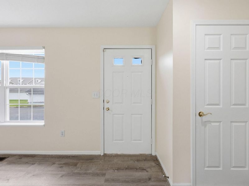 1075 Shady Lake Drive, Columbus, OH 43228 Photo 4