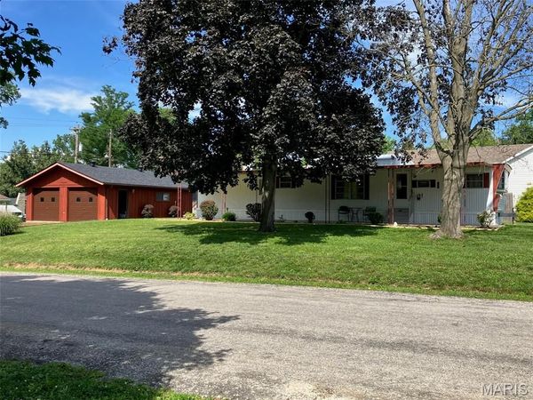 291 Fairfax Street , Carlyle, IL 62231