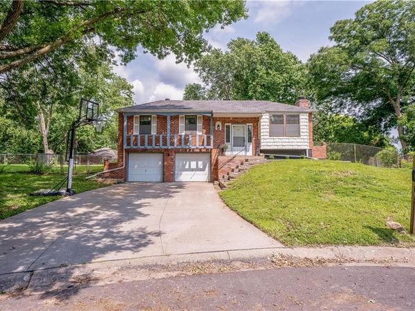 804 NW Arlington Place, Blue Springs, MO 64015
