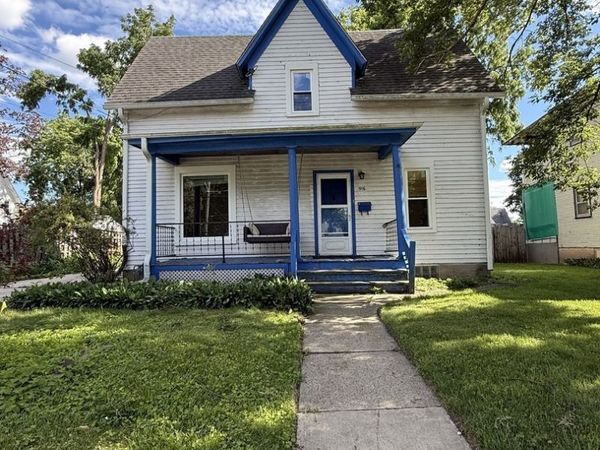 916 Pleasant Street , DeKalb, IL 60115
