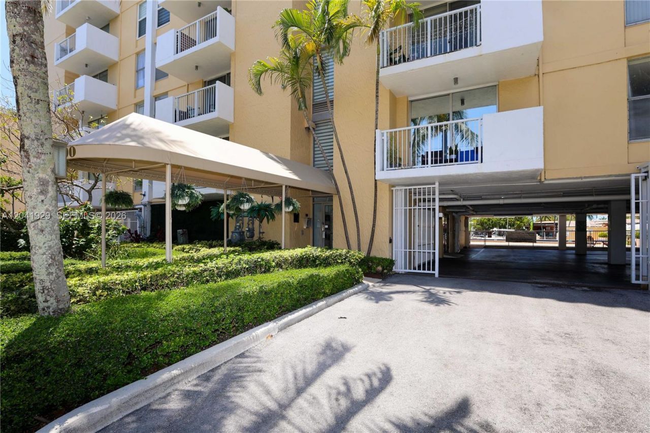 2000 NE 135th St , Unit 906, North Miami, FL 33181 Photo