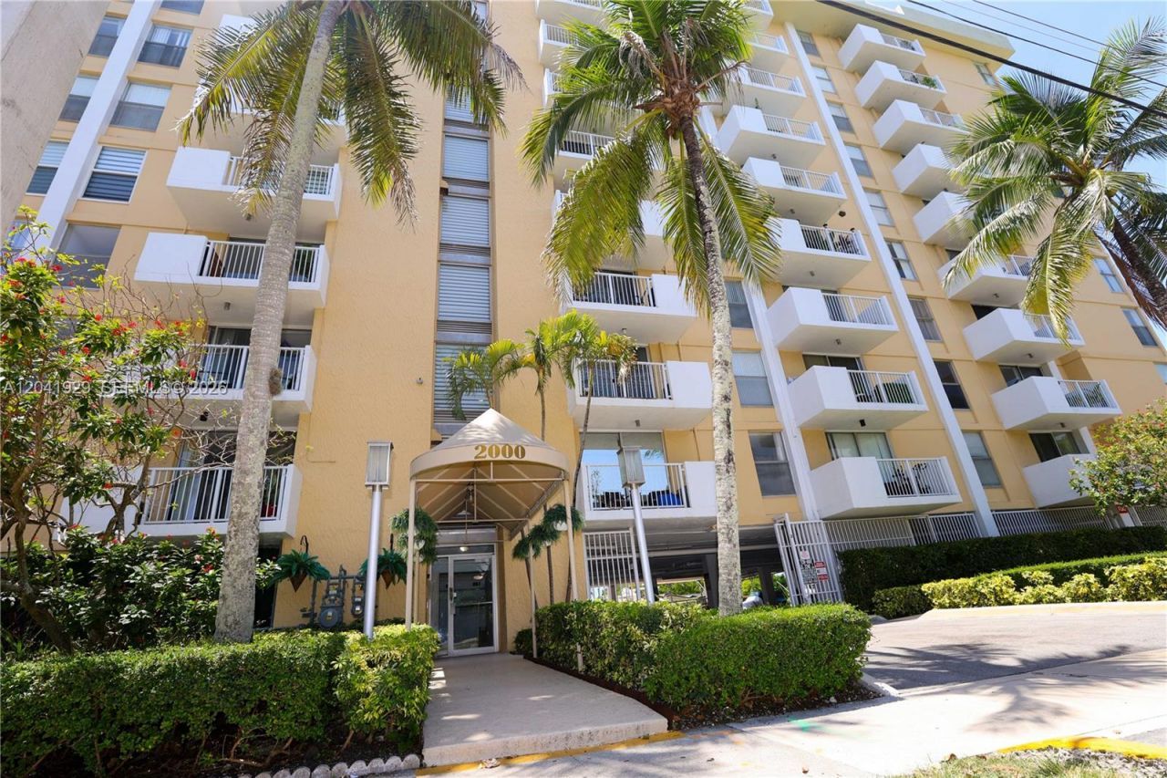 2000 NE 135th St , Unit 906, North Miami, FL 33181 Photo