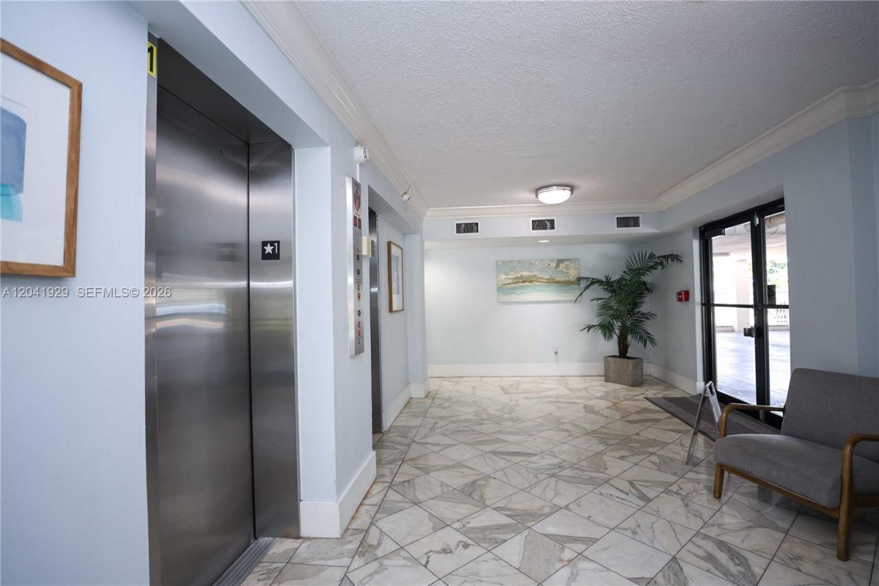 2000 NE 135th St , Unit 906, North Miami, FL 33181 Photo
