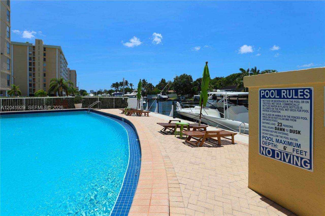 2000 NE 135th St , Unit 906, North Miami, FL 33181 Photo